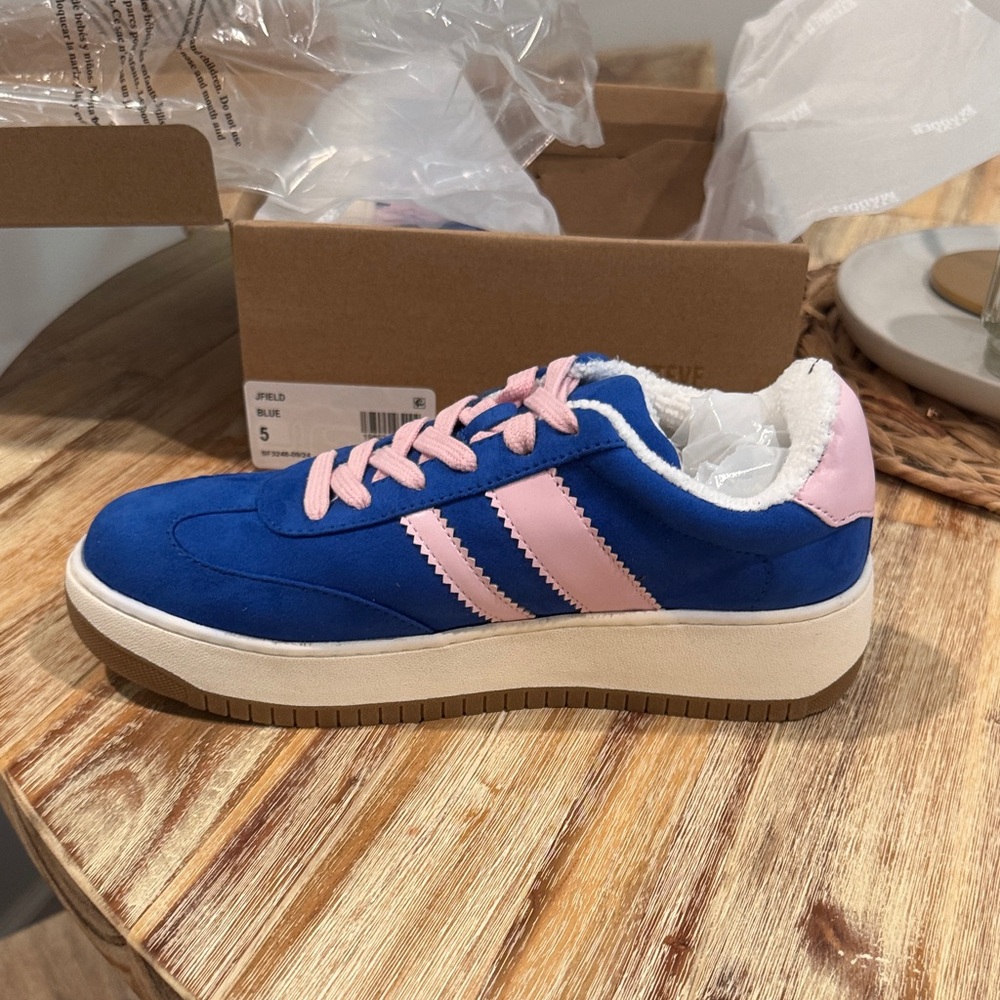 Steve Madden Blue & Pink Athletic Shoes nwt/box size 5 kids or a woman size 7 - Picture 2 of 8